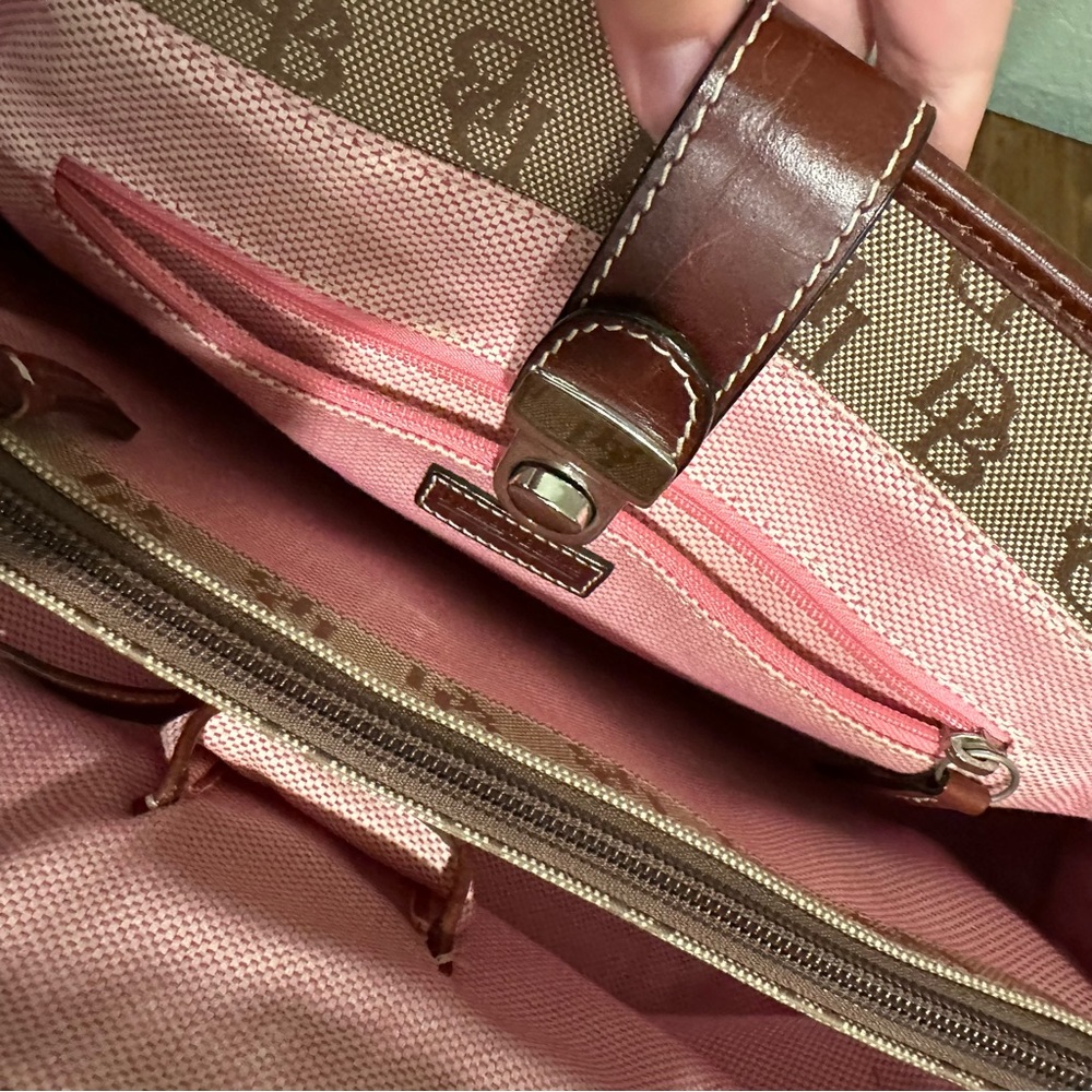 Dooney & Bourke authentic tote bag with clasp and design on outside EUC - Picture 5 of 10